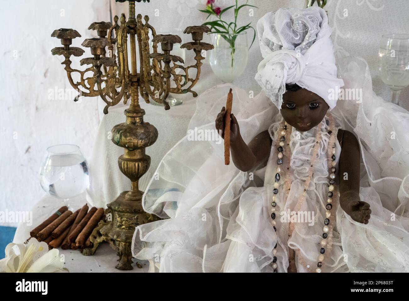 Schwarze Puppe, Zigarren und Schrein im Santeria-Tempel (afro-kubanische Religion), Trinidad, Kuba, Westindischen Inseln, Karibik, Mittelamerika Stockfoto
