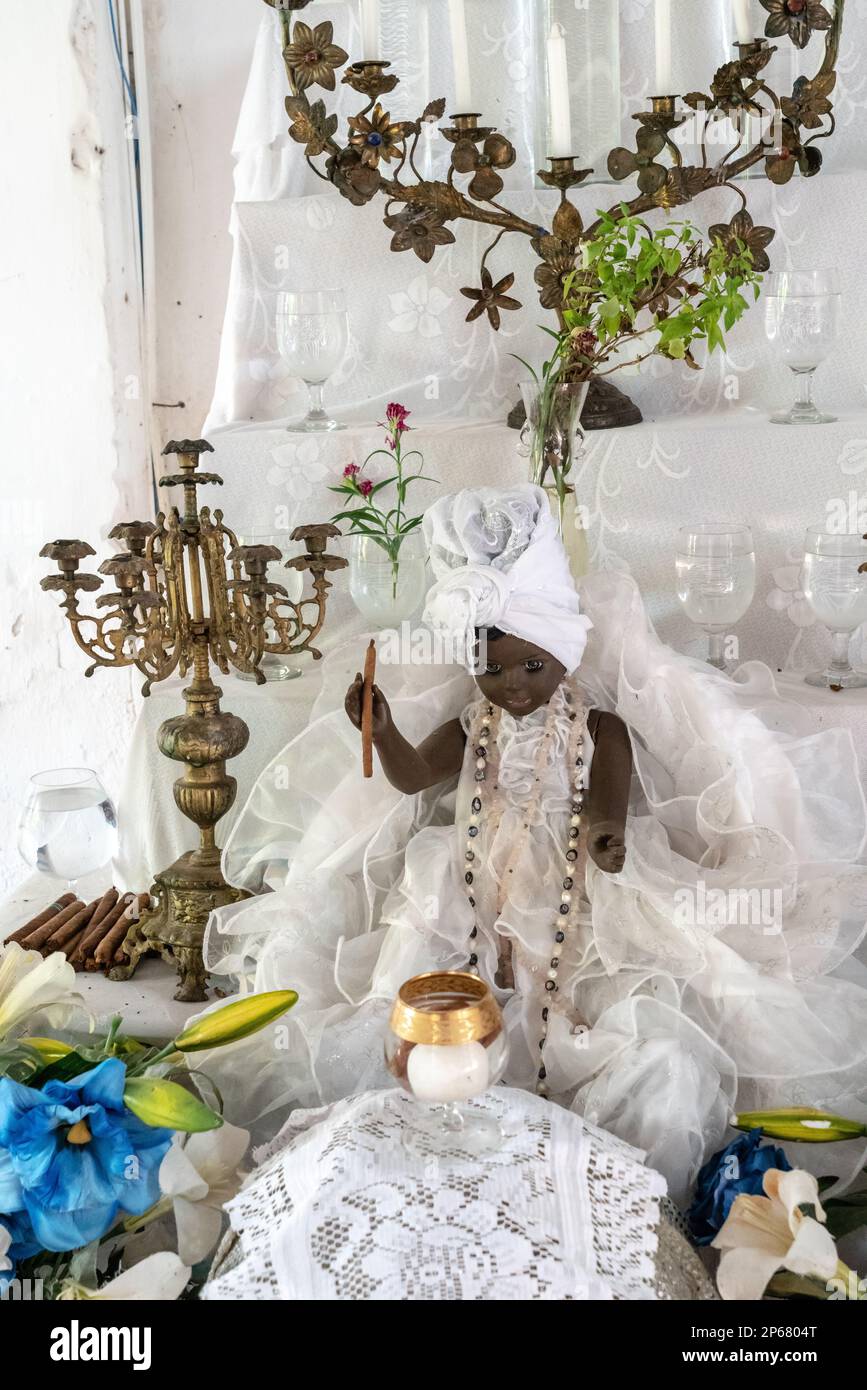 Schwarze Puppe, Zigarren und Schrein im Santeria-Tempel (afro-kubanische Religion), Trinidad, Kuba, Westindischen Inseln, Karibik, Mittelamerika Stockfoto