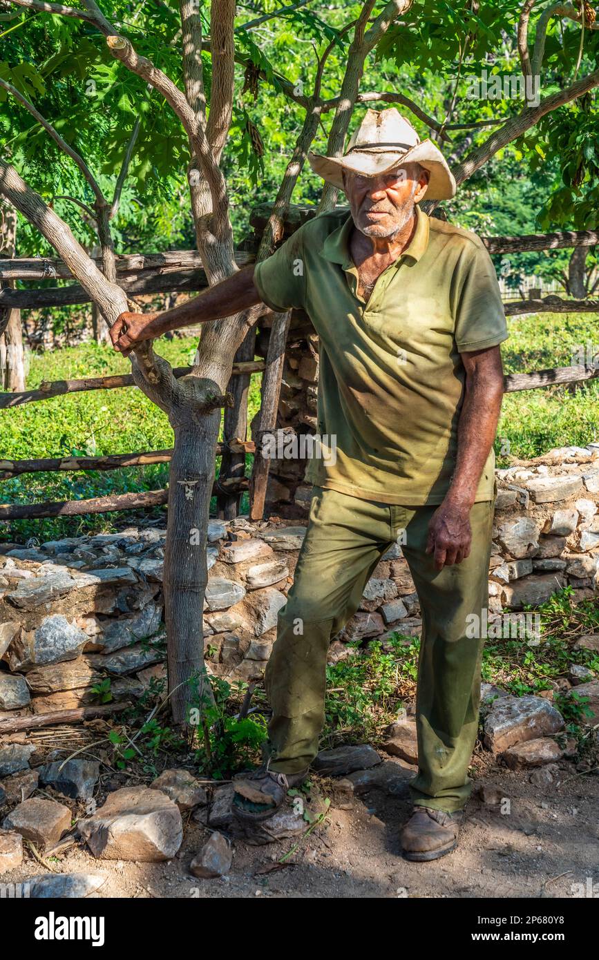 Ein Bauernarbeiter macht eine Pause auf einer Farm in der Nähe von Trinidad, Kuba, den Westindischen Inseln, der Karibik und Mittelamerika Stockfoto