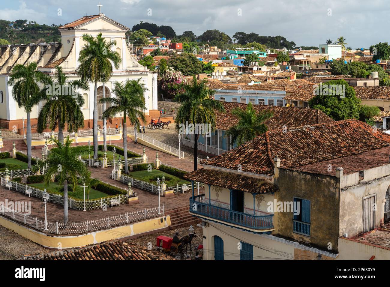 Blick aus der Vogelperspektive auf die Kathedrale und den Hauptplatz, mit Pferdekutschen, UNESCO-Weltkulturerbe, Trinidad, Kuba, Westindischen Inseln, Karibik, Zentrum Von Stockfoto