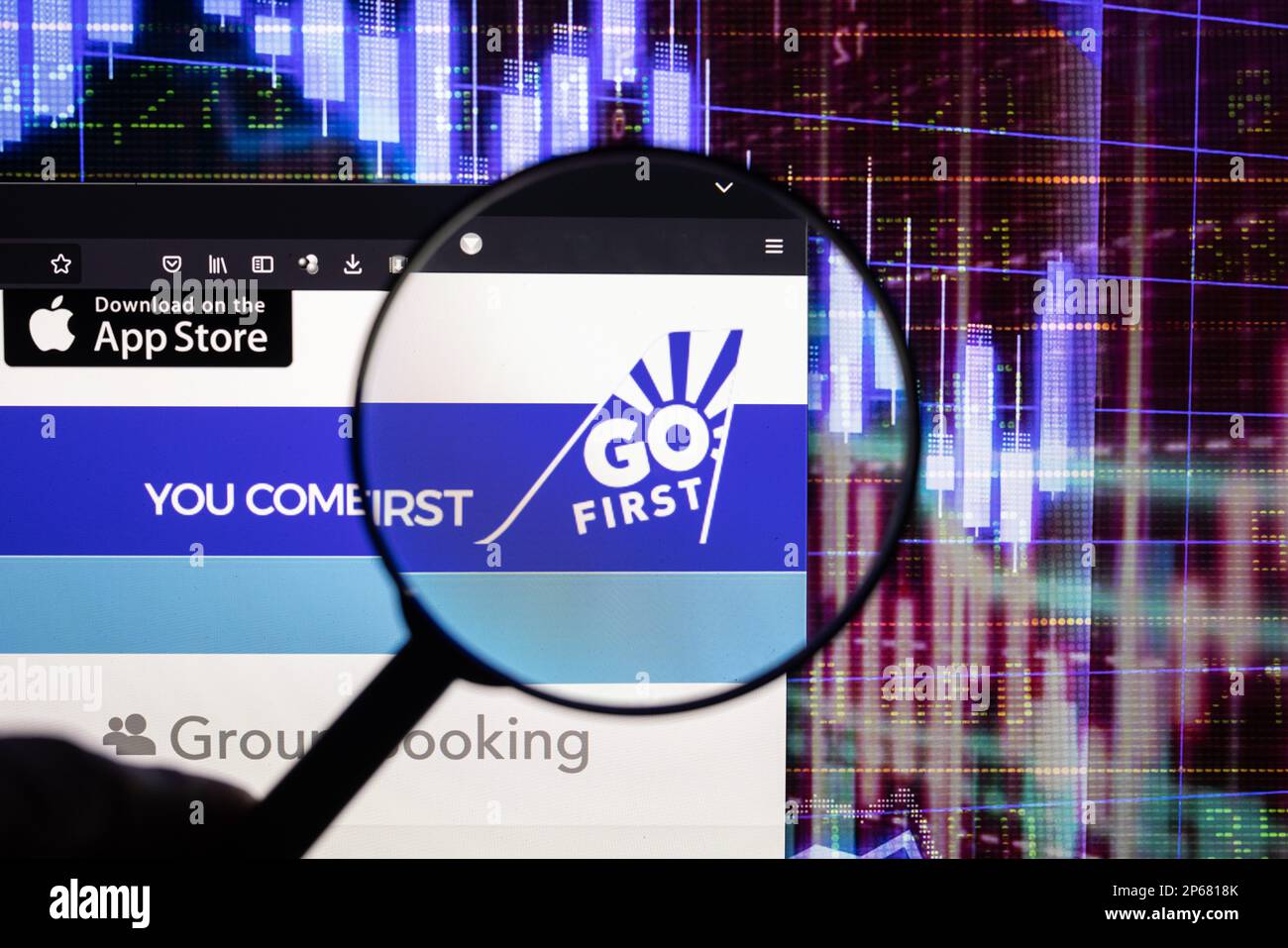 Logo der Fluggesellschaft GO first auf einer Website mit verschwommenen Entwicklungen am Aktienmarkt im Hintergrund, auf einem Computerbildschirm zu sehen Stockfoto