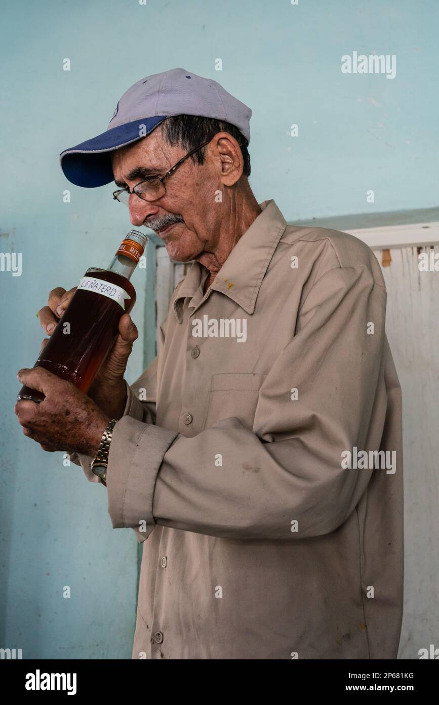Honigproduzent, der seine Produktion schnüffelt, Condado, bei Trinidad, Kuba, West Indies, Karibik, Mittelamerika Stockfoto