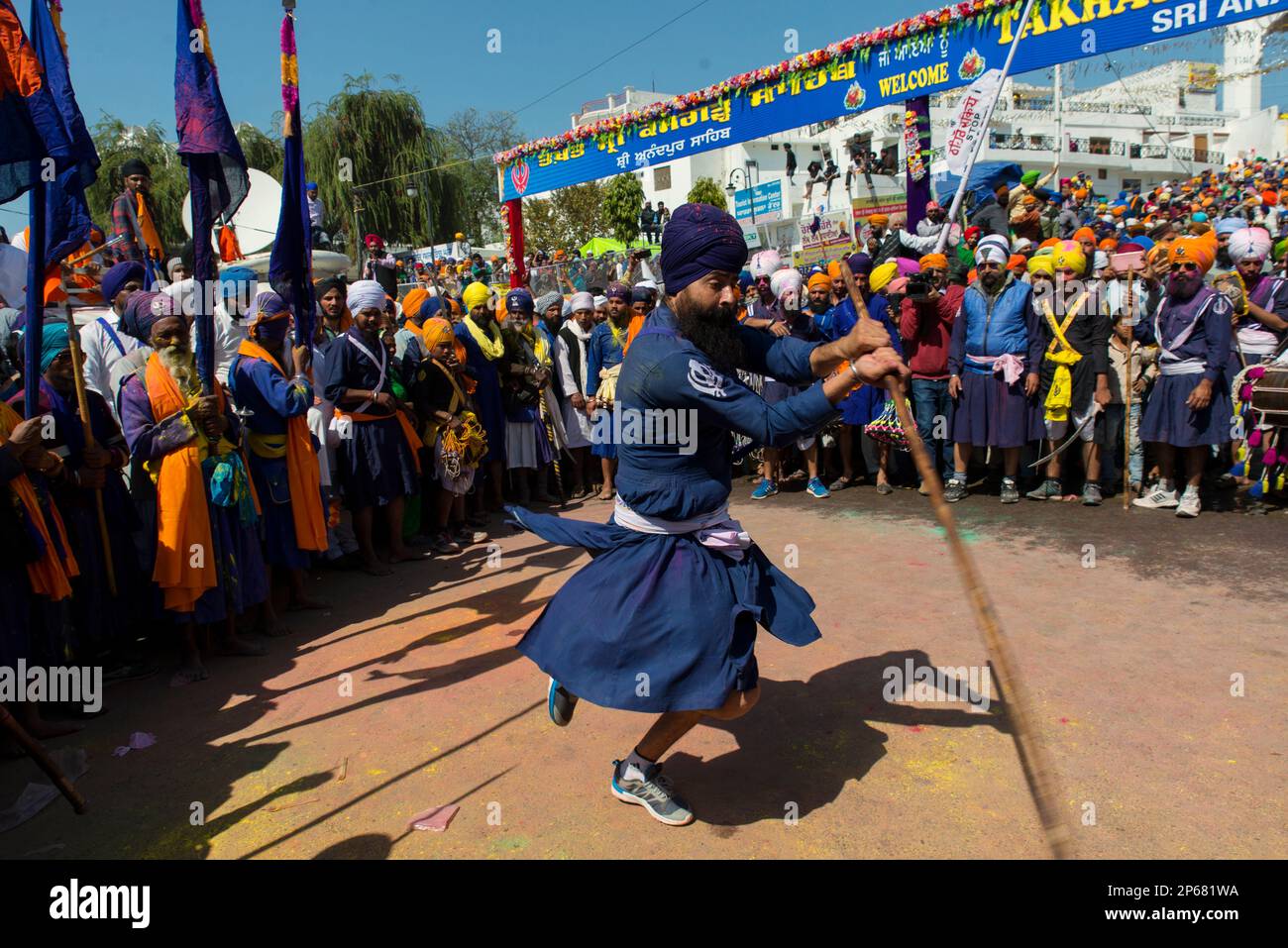 Ein Nihang-Seufzer zeigt seine Kampfkünste in Anandpur Sahib Stockfoto