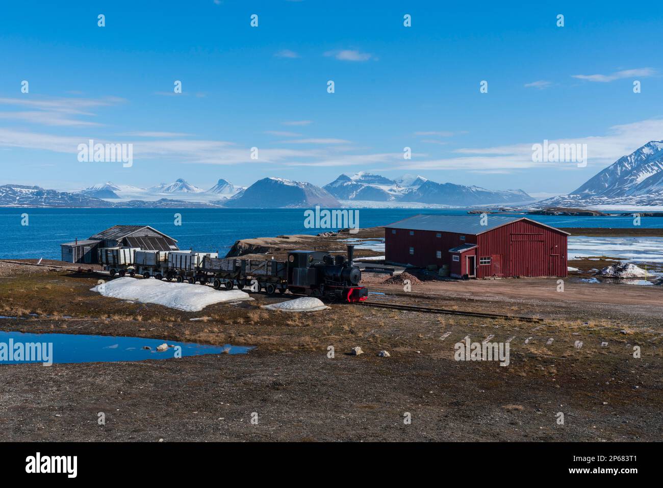 Alte Dampfeisenbahn, NY-Alesund, früher für den Bergbau genutzt, Spitsbergen, Svalbard-Inseln, Arktis, Norwegen, Europa Stockfoto