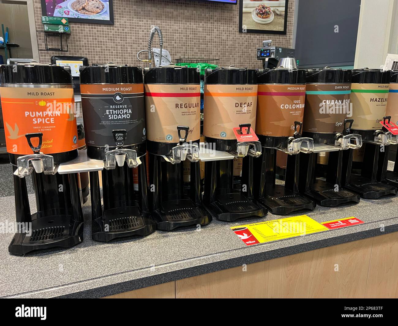 Selbstbedienungskaffee in einem Wawa-Supermarkt Stockfoto