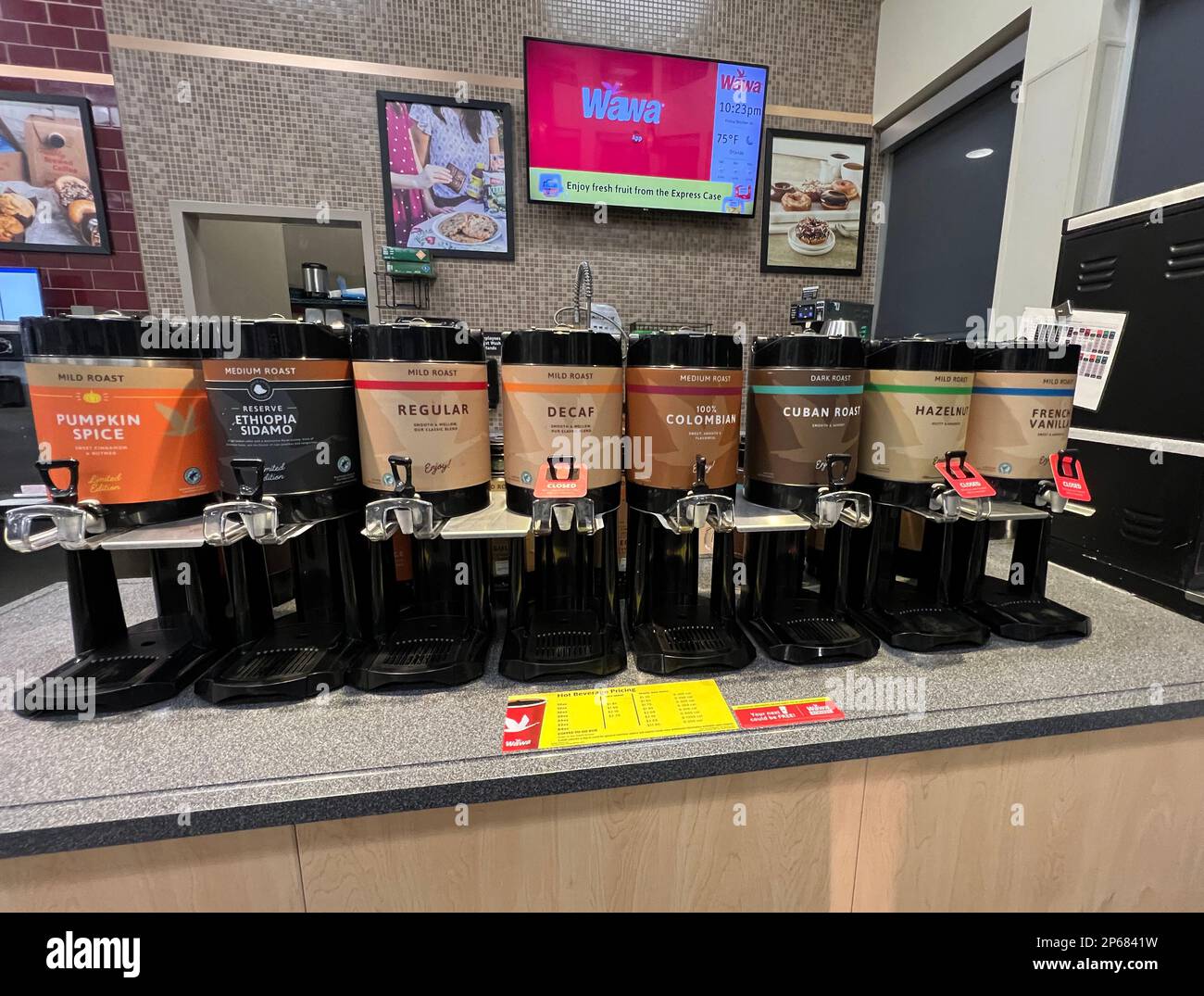 Selbstbedienungskaffee in einem Wawa-Supermarkt Stockfoto