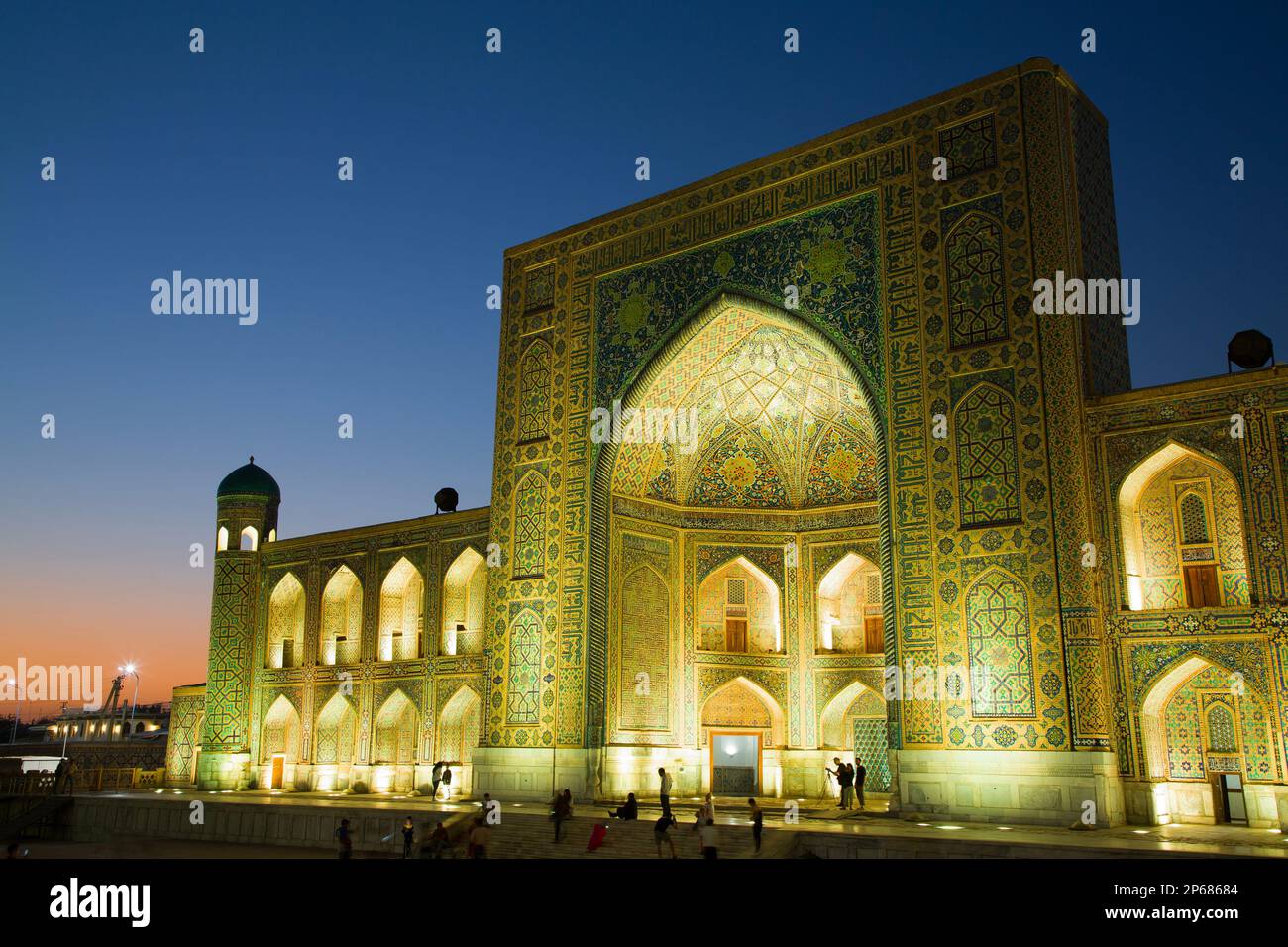 Abend, Tilla-Kari Madrassah, fertiggestellt 1660, Registanplatz, UNESCO-Weltkulturerbe, Samarkand, Usbekistan, Zentralasien, Asien Stockfoto