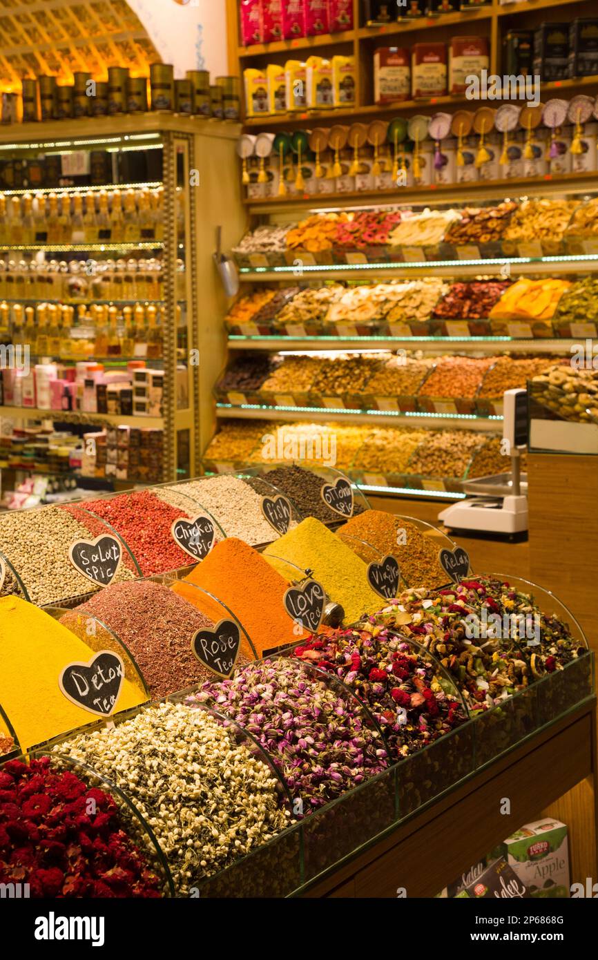 Shop, der verschiedene Waren verkauft, Gewürzbasar, Istanbul, Türkei, Europa Stockfoto
