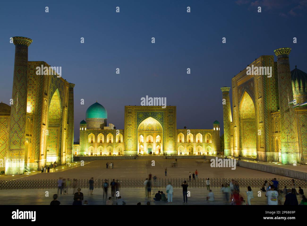 Abend, Ulug Bek, Tilla-Kari und Sherdor Madrassahs, von links nach rechts, Registan Square, UNESCO, Samarkand, Usbekistan, Zentralasien Stockfoto