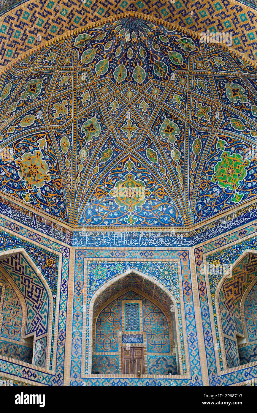 Eingangsdecke und Wandfliesen, Tilla-Kari Madrassah, fertiggestellt 1660, Registanplatz, UNESCO, Samarkand, Usbekistan Stockfoto