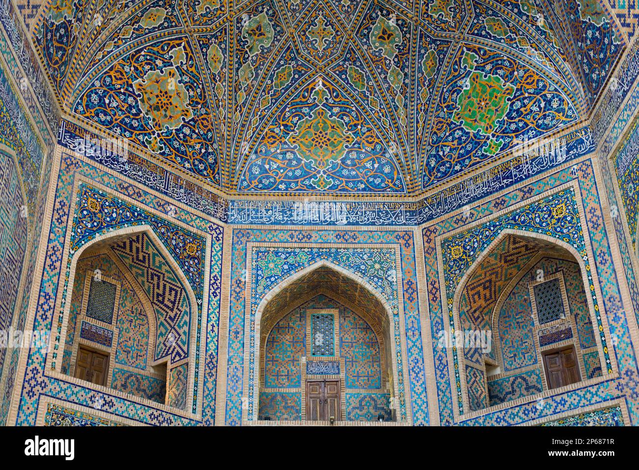 Eingangsdecke und Wandfliesen, Tilla-Kari Madrassah, fertiggestellt 1660, Registanplatz, UNESCO, Samarkand, Usbekistan Stockfoto