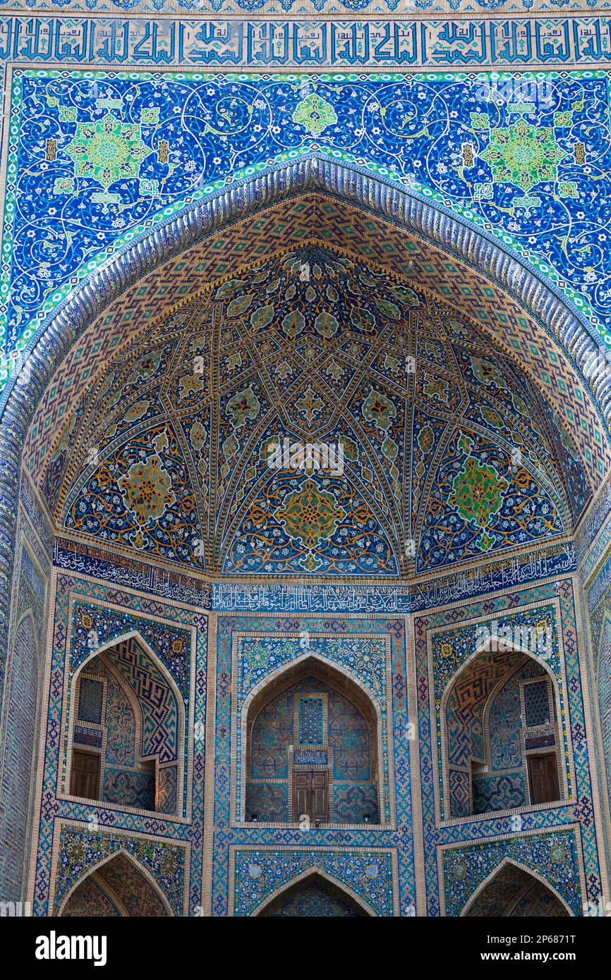 Eingang, Decke und Wände, Tilla-Kari Madrassah, fertiggestellt 1660, Registan Square, UNESCO-Weltkulturerbe, Samarkand, Usbekistan, Zentralasien Stockfoto