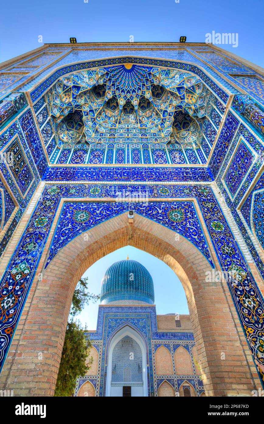Eintritt, Muqarnas (Honeycomb Vaulting), Gur-E-Amir Mausoleum, 1403 erbaut, Grabstätte von Amir Temir, UNESCO, Samarkand, Usbekistan Stockfoto