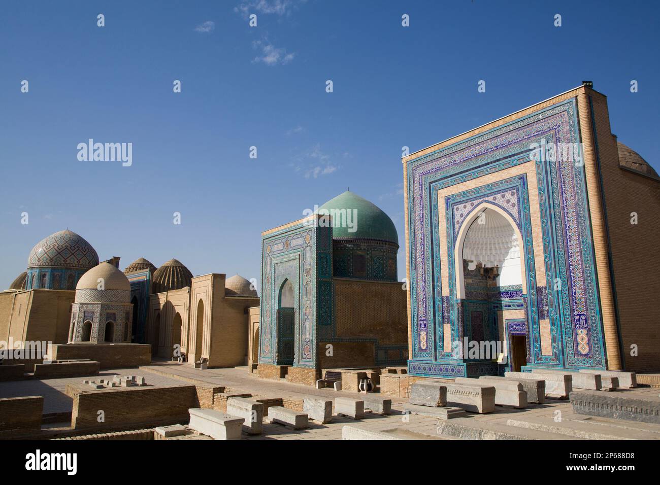 Ulugh Sultan Begim Mausoleum auf der rechten Seite, Shah-i-Zinda, UNESCO-Weltkulturerbe, Samarkand, Usbekistan, Zentralasien, Asien Stockfoto