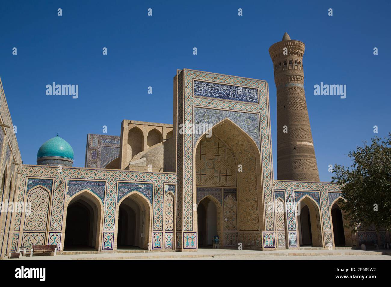 Kalyon-Moschee, 1514, Kalyon-Minarett im Hintergrund, POI-Kalyon-Platz, UNESCO-Weltkulturerbe, Bukhara, Usbekistan, Zentralasien, Asien Stockfoto
