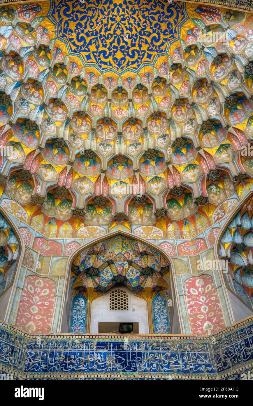 Wabengewölbe (Muqarnas) am Eingang von Iwan, Abdulaziz Khan Madrasah, 1652, UNESCO-Weltkulturerbe, Bukhara, Usbekistan, Zentralasien, Asien Stockfoto