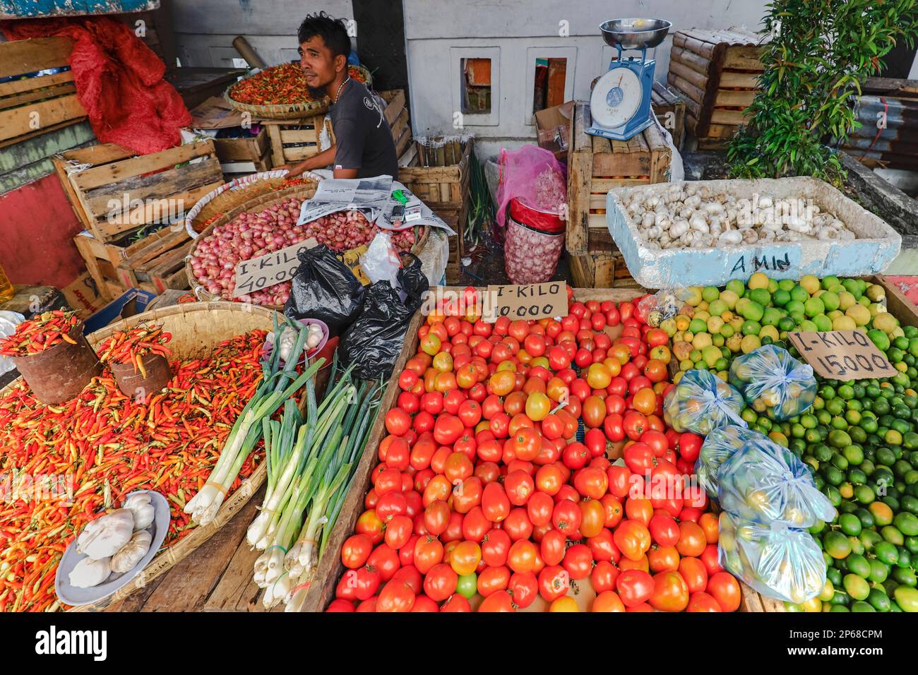 Chilis, Tomaten, Limetten und Knoblauch am Marktstand in der Hauptstadt, Ulu, Siau Island, Sangihe Archipel, North Sulawesi, Indonesien, Südostasien Stockfoto