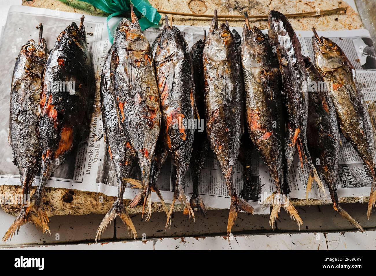 Gegrillter Cakalang-Fisch (Skipjack Tuna) zum Verkauf in der Hauptstadt Ulu, Insel Siau, Inselgruppe Sangihe, Nordsulawesi, Indonesien, Südostasien Stockfoto