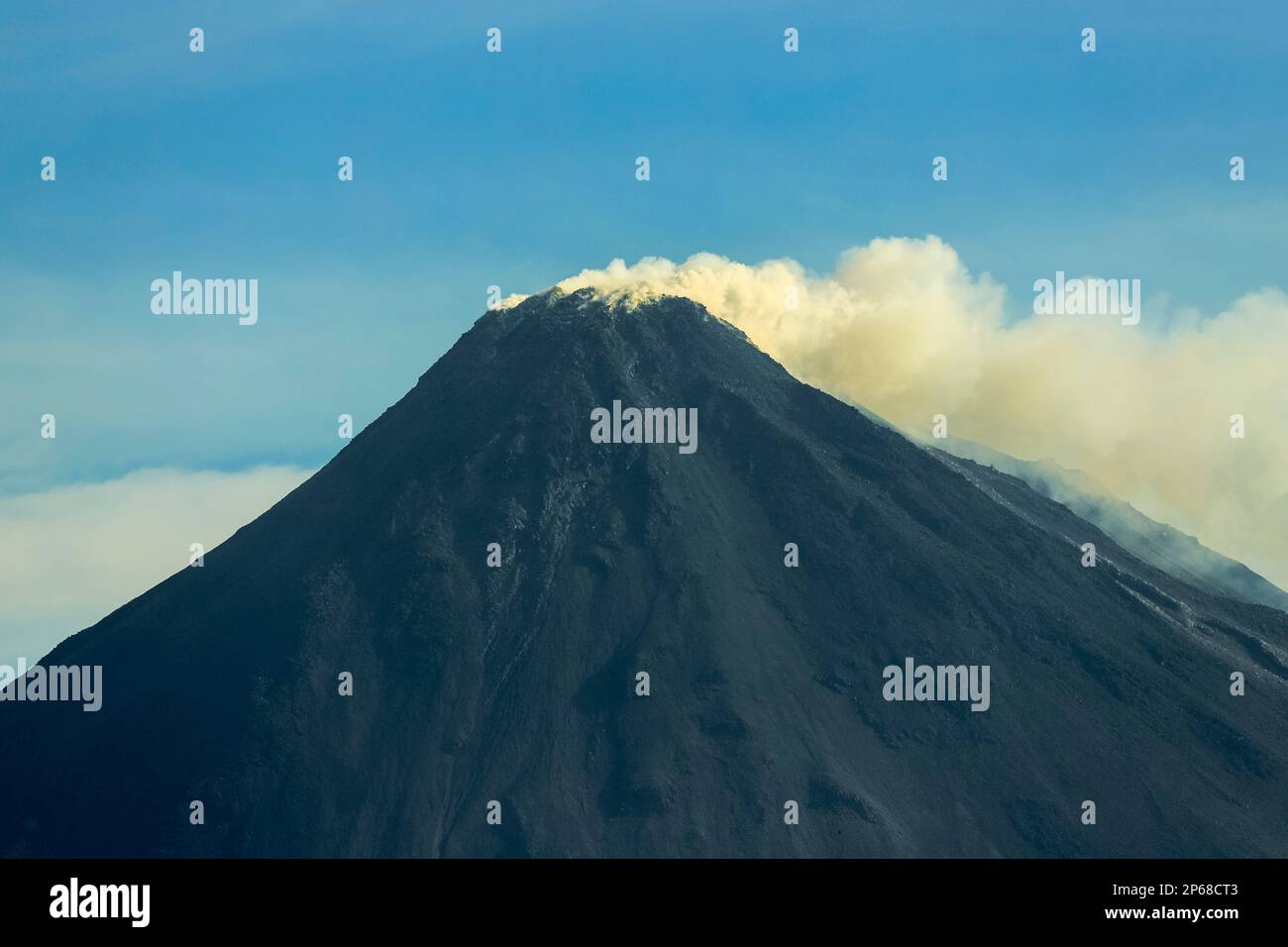 Schwefelrauch auf diesem aktiven 1784m Pacific Ring of Fire Vulkan, Mount Karangetang, Siau, Sangihe Inseln, Sulawesi, Indonesien, Südostasien, Asien Stockfoto