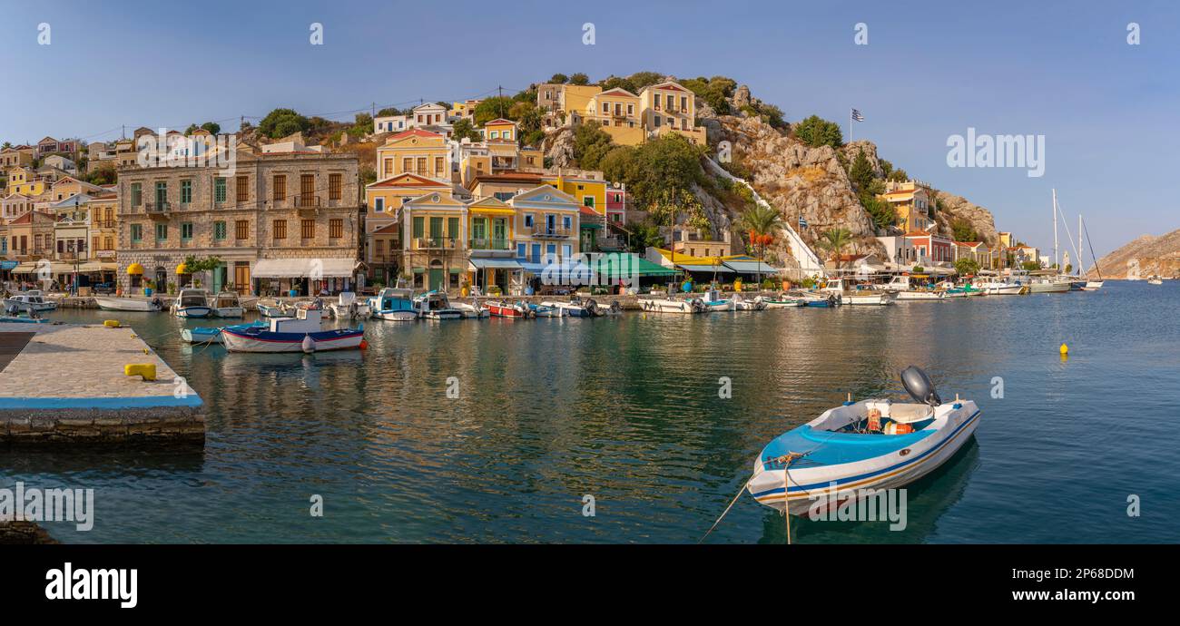 Blick auf Boote im Hafen von Symi, Symi, Dodekanes, Griechische Inseln, Griechenland, Europa Stockfoto