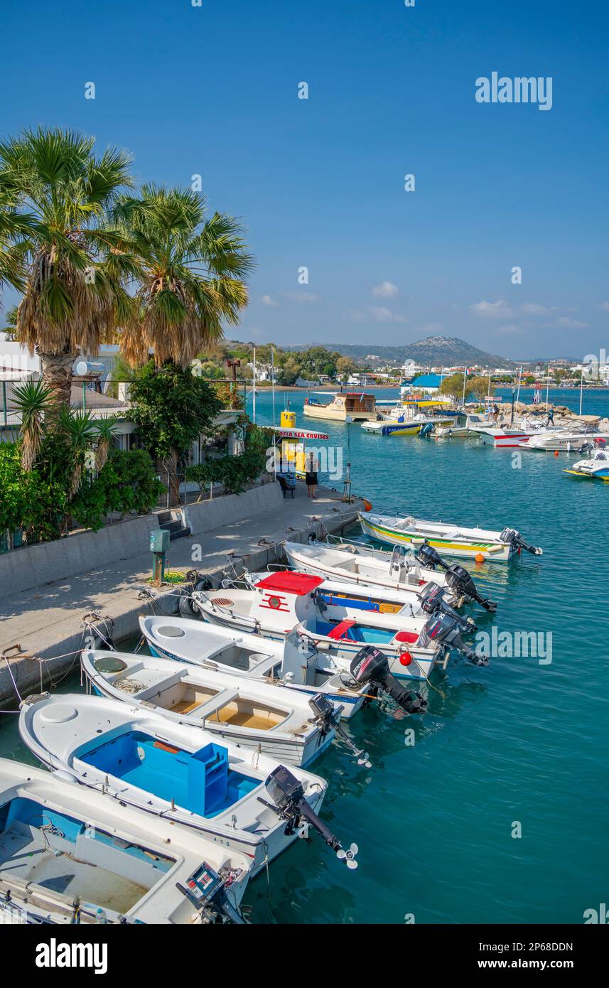 Blick auf den Hafen von Faliraki und die kleine weiße Kapelle, Faliraki, Rhodos, die Dodekanesische Inselgruppe, die griechischen Inseln, Griechenland, Europa Stockfoto