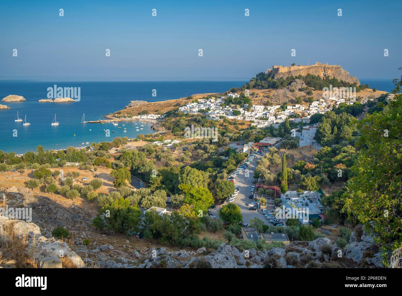 Blick auf Segelboote in der Bucht, Lindos und Lindos Akropolis von oben, Lindos, Rhodos, Dodekanes Inselgruppe, griechische Inseln, Griechenland Stockfoto