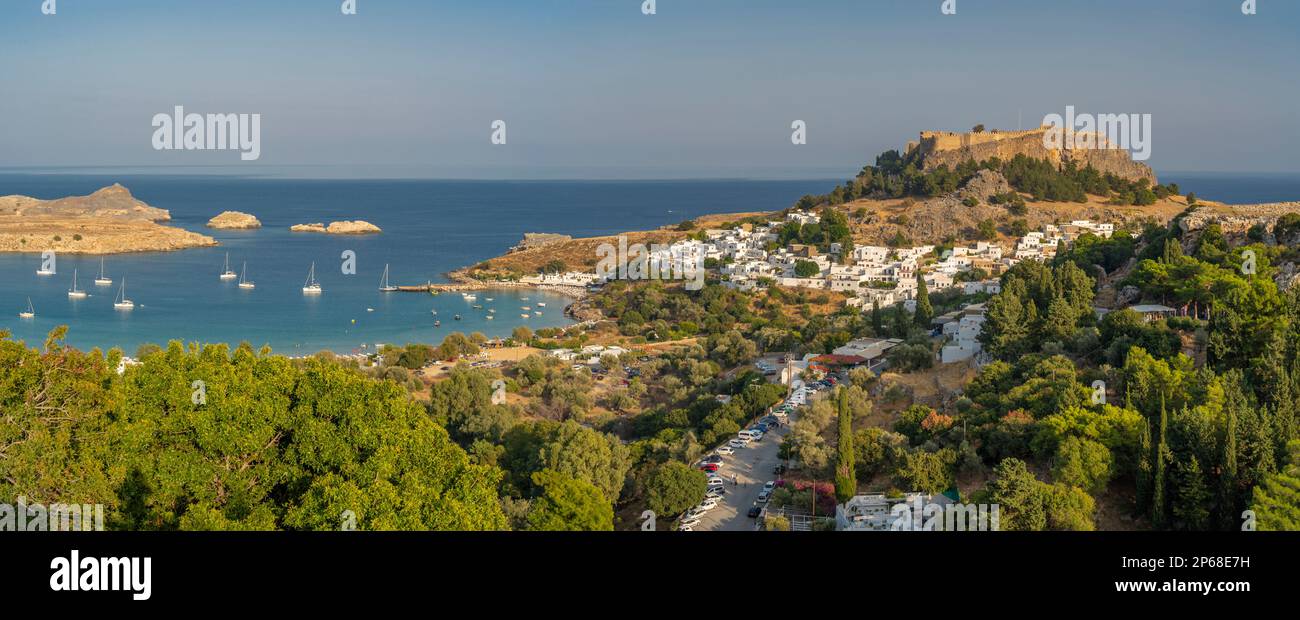 Blick auf Segelboote in der Bucht, Lindos und Lindos Akropolis von oben, Lindos, Rhodos, Dodekanes Inselgruppe, griechische Inseln, Griechenland Stockfoto