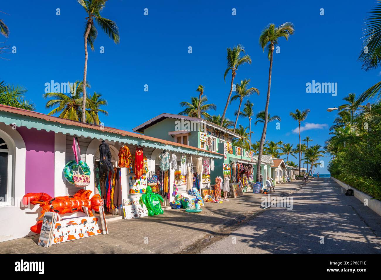 Blick auf farbenfrohe Geschäfte am Bavaro Beach, Punta Cana, Dominikanische Republik, Westindischen Inseln, Karibik, Mittelamerika Stockfoto