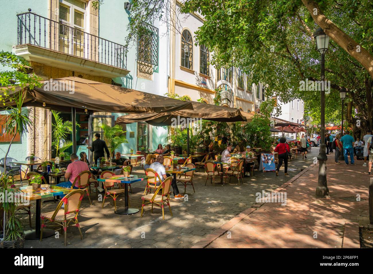 Blick auf Café und Restaurant in Columbus Park, Santo Domingo, Dominikanische Republik, Westindischen Inseln, Karibik, Mittelamerika Stockfoto