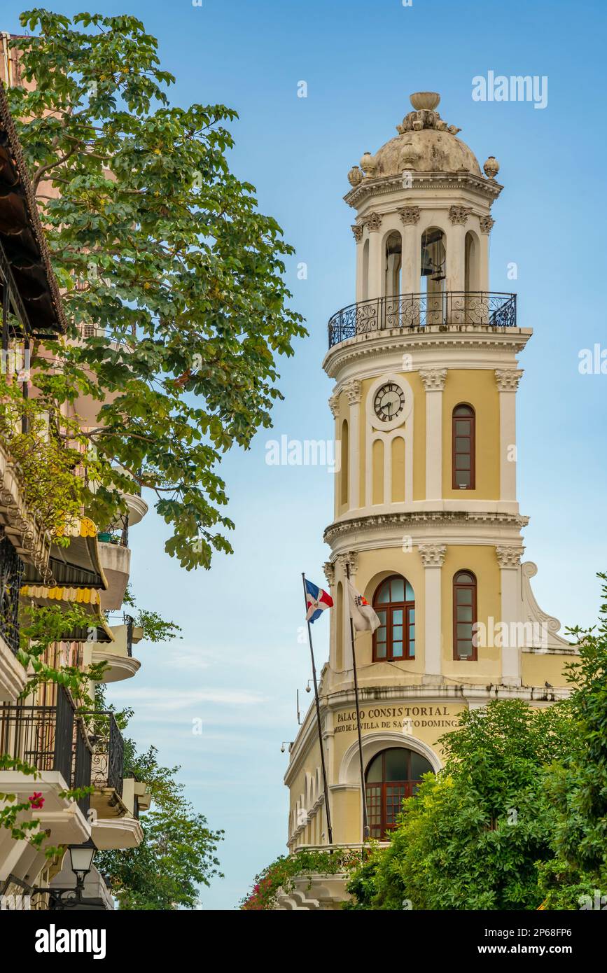 Blick auf den Palacio Consistorial de Santo Domingo, das Rathaus, das UNESCO-Weltkulturerbe, Santo Domingo, die Dominikanische Republik, die Westindischen Inseln und die Karibik Stockfoto