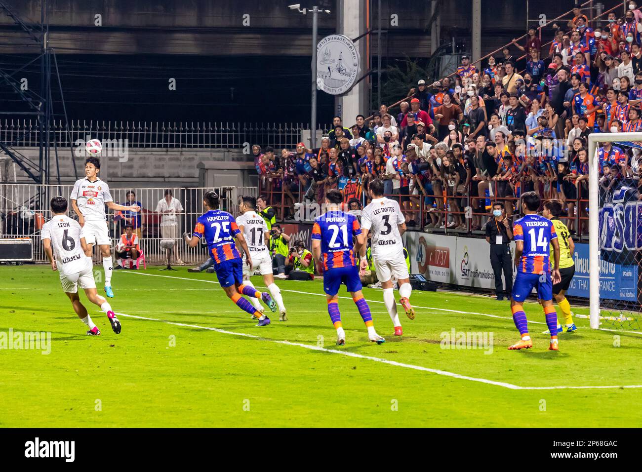 Torpedos auf dem thailändischen Fußballspiel, PAT Stadium, Bangkok, Thailand Stockfoto