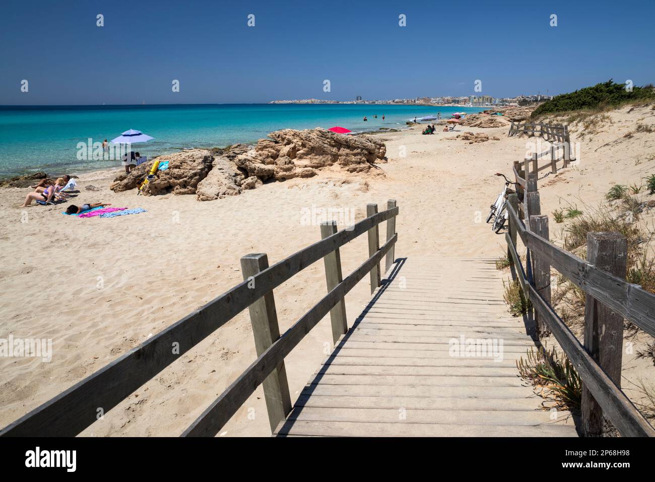 Blick auf den weißen Sandstrand und das türkisfarbene Wasser des Ionischen Meeres, Gallipoli, Apulien, Italien, Europa Stockfoto