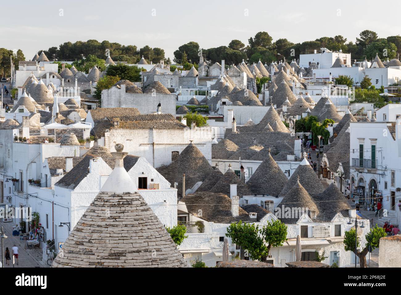 Blick über die konischen Steindächer traditioneller Trulli-Häuser in der Altstadt, Alberobello, UNESCO-Weltkulturerbe, Apulien, Italien, Europa Stockfoto