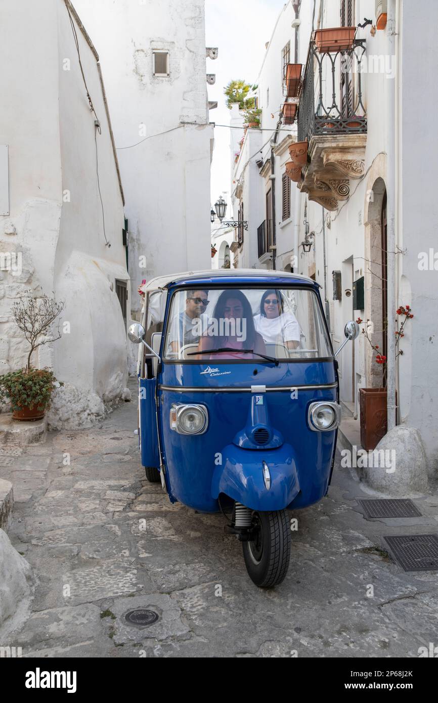 Blaue Tuk-Tuk-Besichtigung durch die engen Gassen der alten weißen Stadt, Ostuni, Provinz Brindisi, Apulien, Italien, Europa Stockfoto