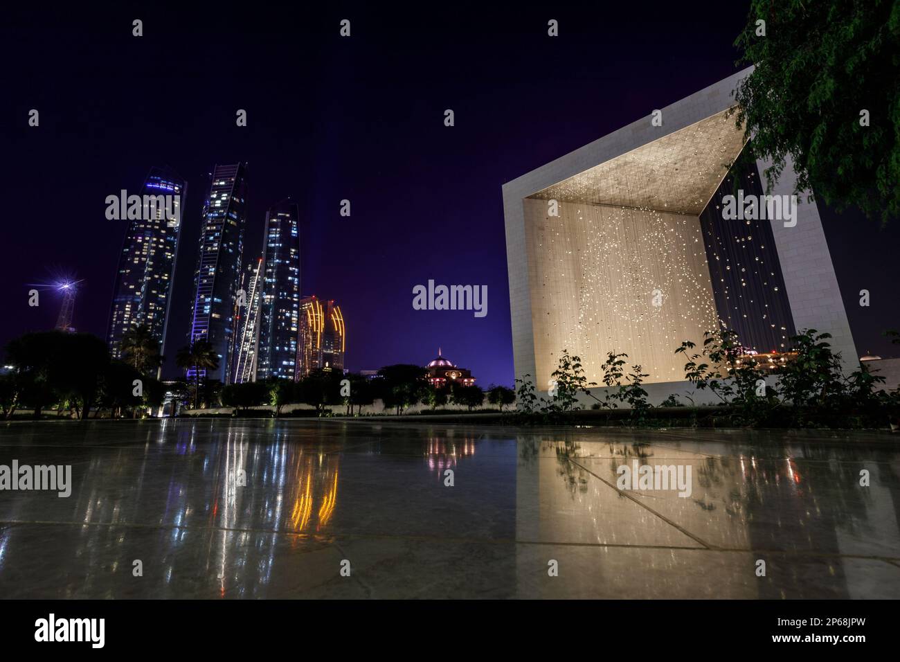 Abu Dhabi, VAE. 20. Oktober 2022. Nachtsicht auf das Founders Memorial in der Innenstadt von Abu Dhabi. Kredit: Ant Palmer/Alamy Stockfoto