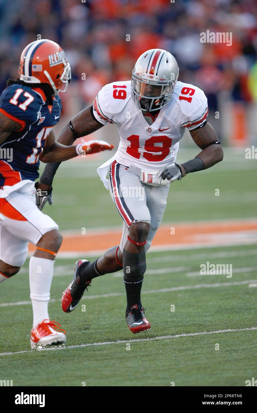 CHAMPAIGN, IL - OCTOBER 15: Orhian Johnson #19 of the Ohio State Buckeyes runs during the game against the Illinois Fighting Illini at Memorial Stadium on October 15, 2011 in Champaign, Illinois. Ohio State defeated Illinois 17-7. (AP Photo/Scott Boehm) Stockfoto