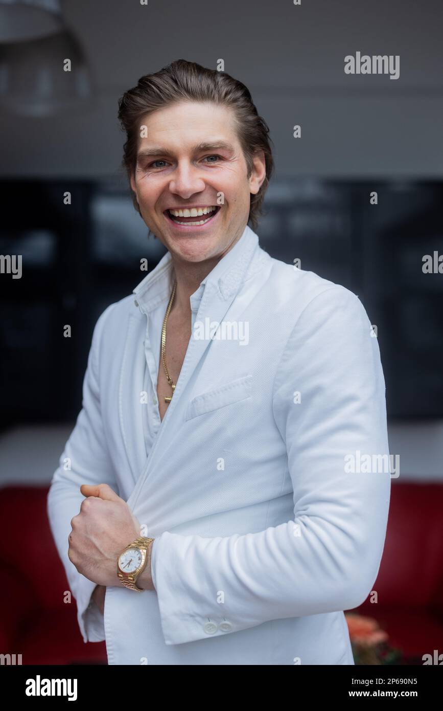 Sankt Augustin, Deutschland. 07. März 2023. Jeremy Fragrance, Unternehmer, Webvideoproduzent und Influencer, steht in seinem Büro. Kredit: Rolf Vennenbernd/dpa/Alamy Live News Stockfoto