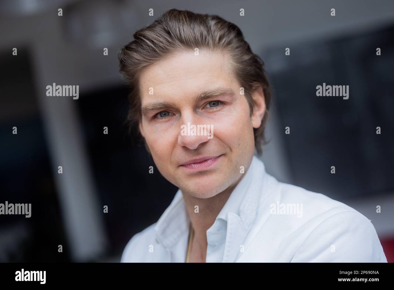 Sankt Augustin, Deutschland. 07. März 2023. Jeremy Fragrance, Unternehmer, Webvideoproduzent und Influencer, steht in seinem Büro. Kredit: Rolf Vennenbernd/dpa/Alamy Live News Stockfoto