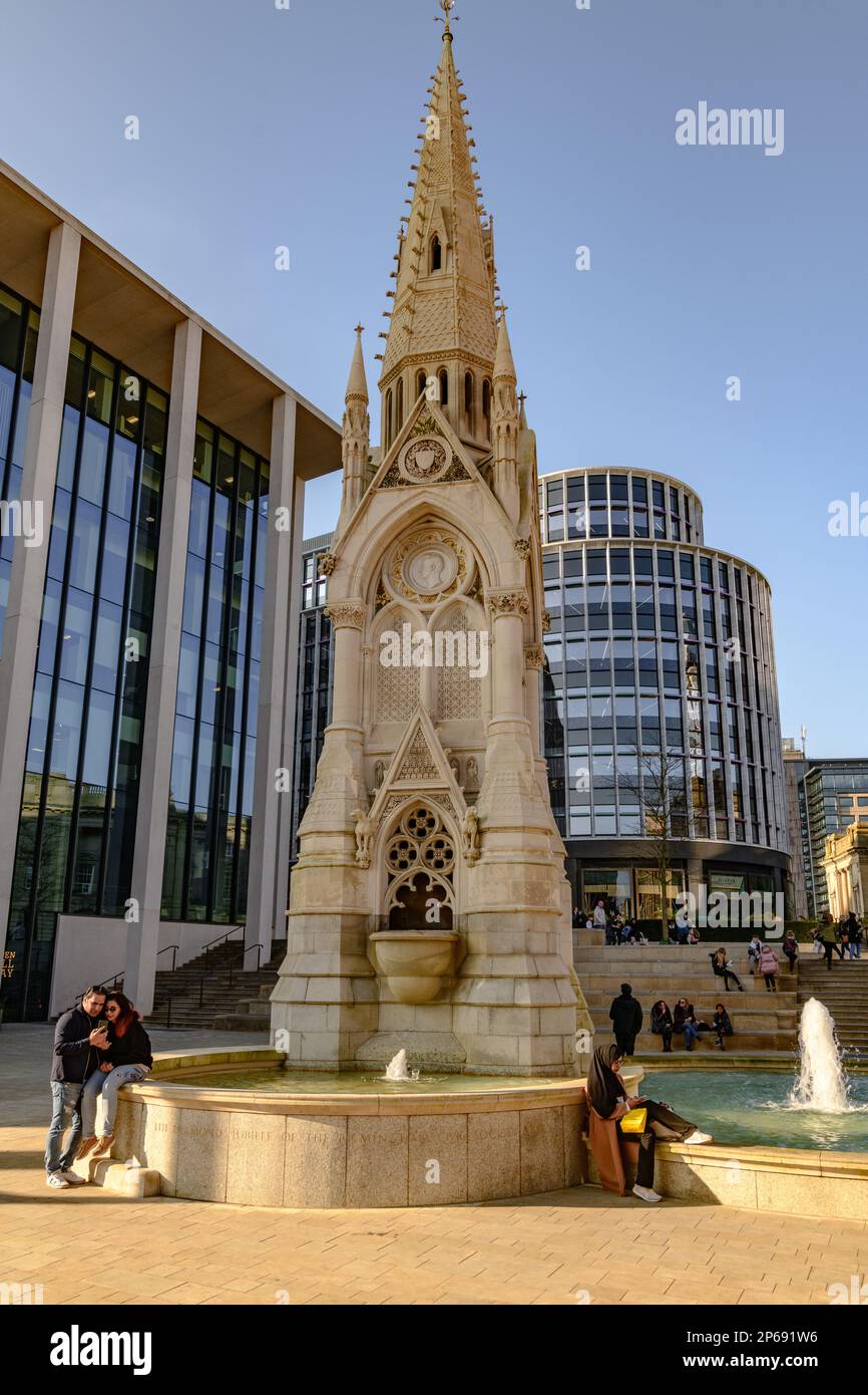 Menschen, die am viktorianischen Denkmal im Neubau Birmingham England sitzen Stockfoto