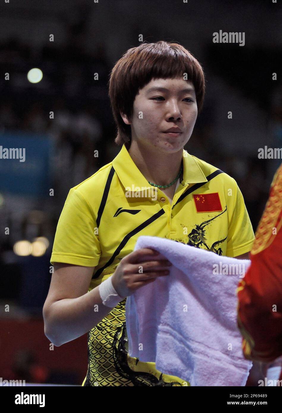 Li Xiaoxia, of China, seen here in an early round on Sunday, July 29, 2012, won the gold medal in Women's Table Tennis at the London Olympics on Friday, August 3, 2012 in London, England. (AP Photo/Margaret Bowles) Stockfoto