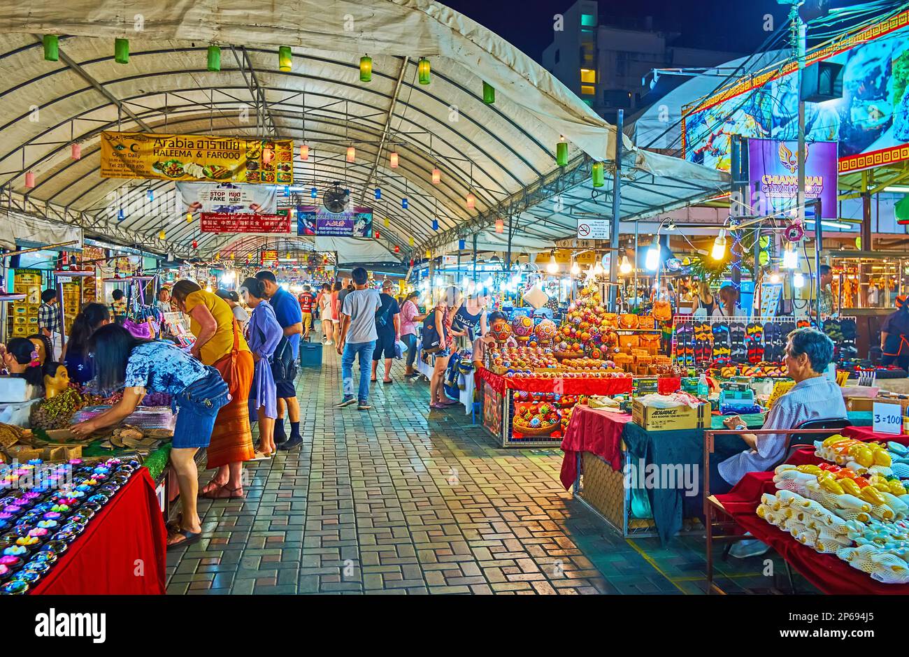 CHIANG MAI, THAILAND - 3. MAI 2019: Pavillon des Nachtmarktes von Anusarn, beliebt bei Touristen, auf der Suche nach Souvenirs, Kunsthandwerk, Kleidung, Accessoires Stockfoto