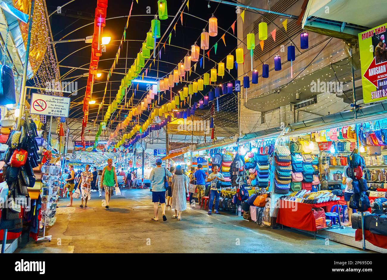 CHIANG MAI, THAILAND - 3. MAI 2019: Die Gasse des Nachtmarkts von Anusarn, dekoriert mit Lichtern und farbigen Papierlaternen, am 3. Mai in Chiang Mai Stockfoto
