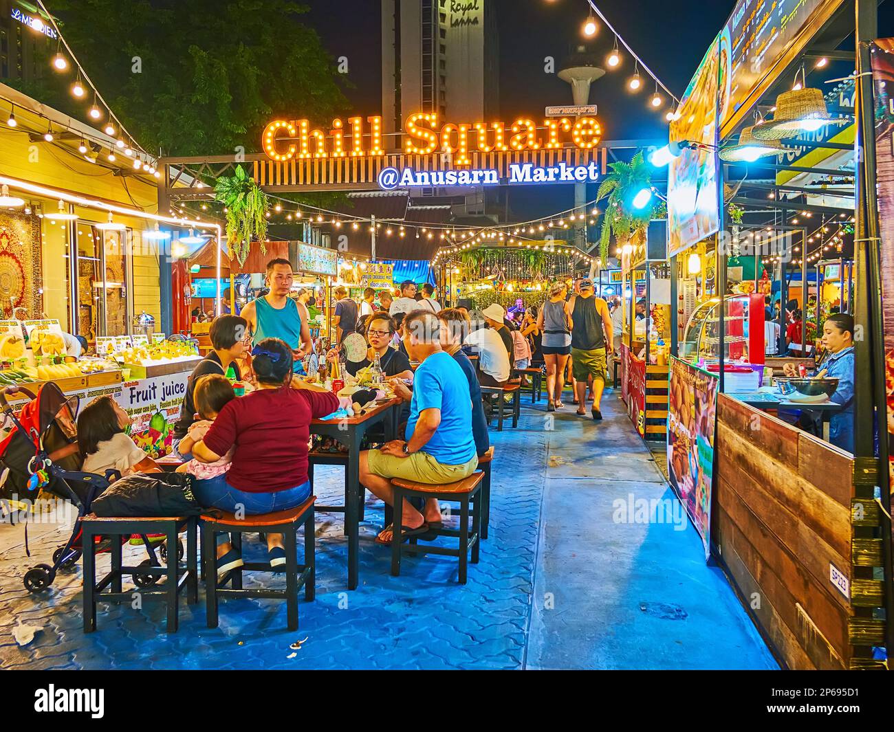 CHIANG MAI, THAILAND - 3. MAI 2019: Der überfüllte Food Court am Chill Square des Nachtmarkts Anusarn mit Imbissständen und Tischen von Cafés im Freien, auf Ma Stockfoto