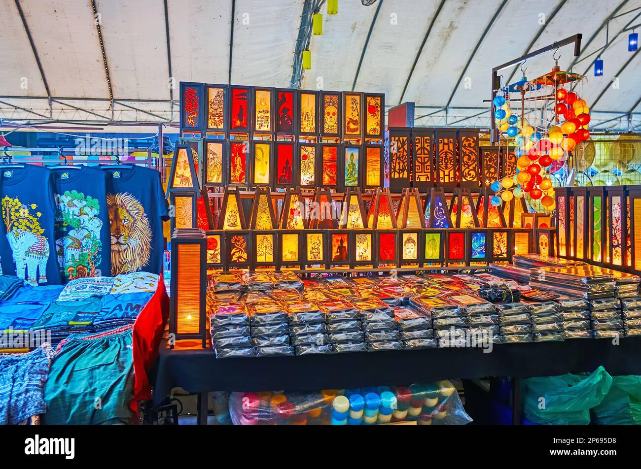 Die Tischlampen im orientalischen Stil aus Holz und Papier in einem Stand des Anusarn Nachtmarktes, Chiang Mai, Thailand Stockfoto