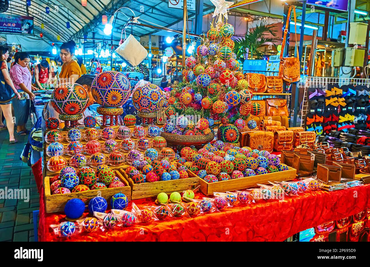 CHIANG MAI, THAILAND - 3. MAI 2019: Der Nachtmarkt mit handgefertigten Weihnachtsdekorationen, bedeckt mit farbigen Mustern, am 3. Mai in Chiang Mai Stockfoto