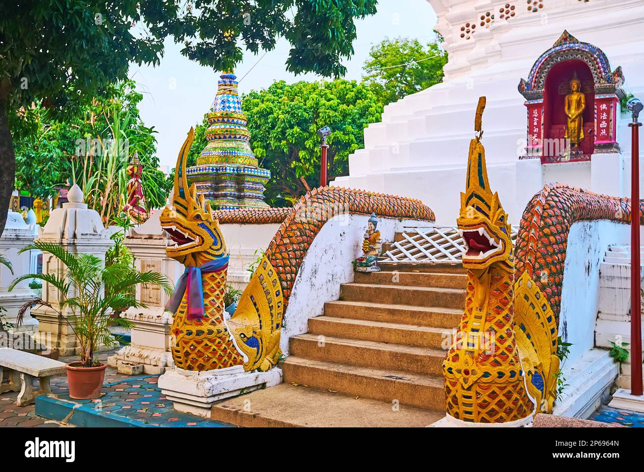 Die Naga-Schlangen bewachen die Chedi von Wat Ket Karam, Chiang Mai, Thailand Stockfoto