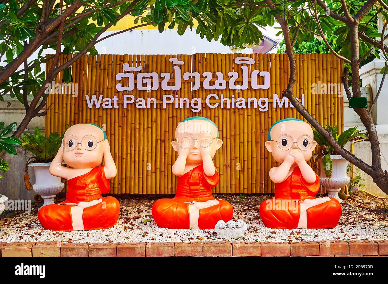 Die farbigen Statuen von Hear See Speak No Evil Baby Buddha befinden sich am Eingang zu Wat Pan Ping, Chiang Mai, Thailand Stockfoto