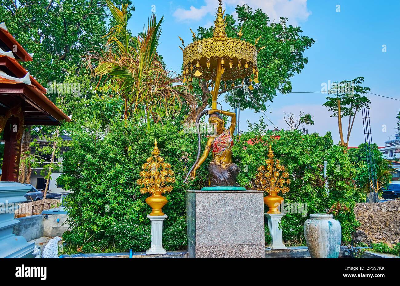 Die Statue von Phra Mae Thoranee (thailändische Mutter Erde) unter dem goldenen Chatra zeremoniellen Regenschirm im Garten von Wat Pan Ping, Chiang Mai, Thailand Stockfoto
