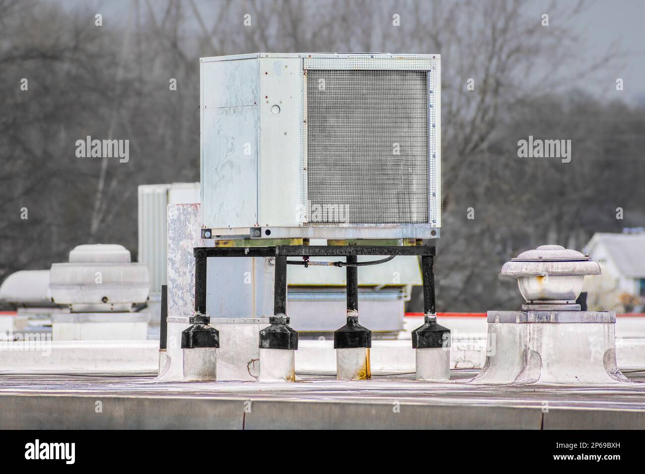 Horizontale Aufnahme einer alten Klimaanlage auf einem Einzelhandelsgebäude. Stockfoto