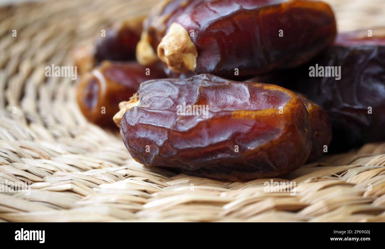 Getrocknete Dattelfrucht. Hintergrund oder Banner von Ramadan Kareem. Stockfoto